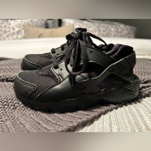 Kids Size 12c Black Nike Huarache Sneakers